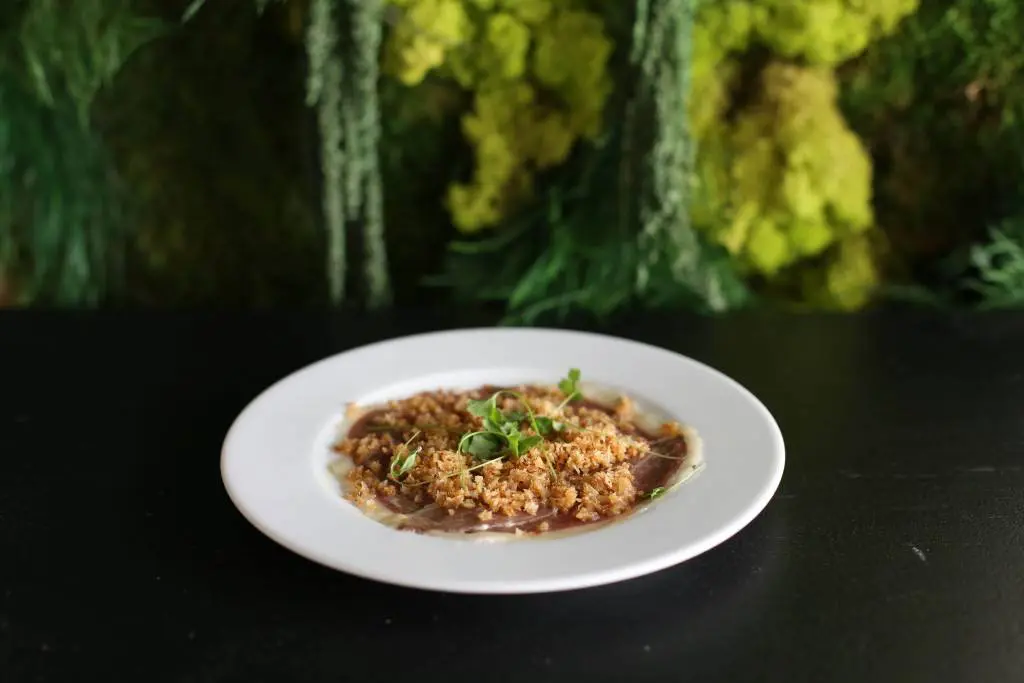 Le carpaccio de canard, vinaigrette de miel et épices, panko