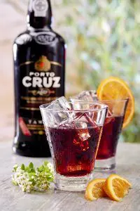 Porto-Cruz-Rouge-ambiance-bouteille