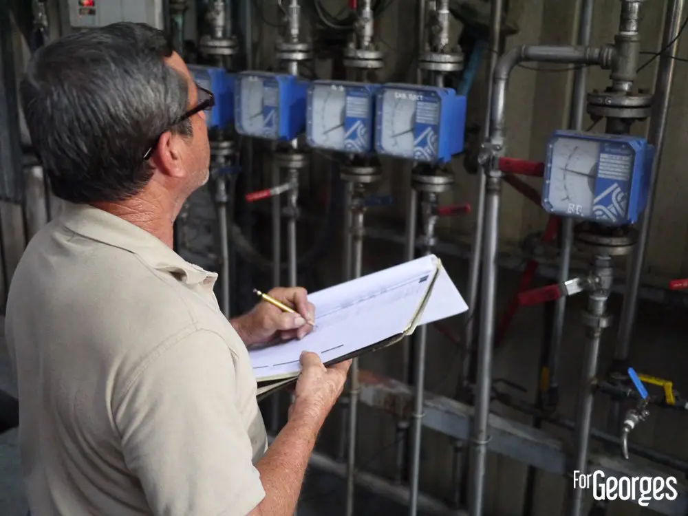 Ouvrier à la distillerie Ron Abuelo au Panama