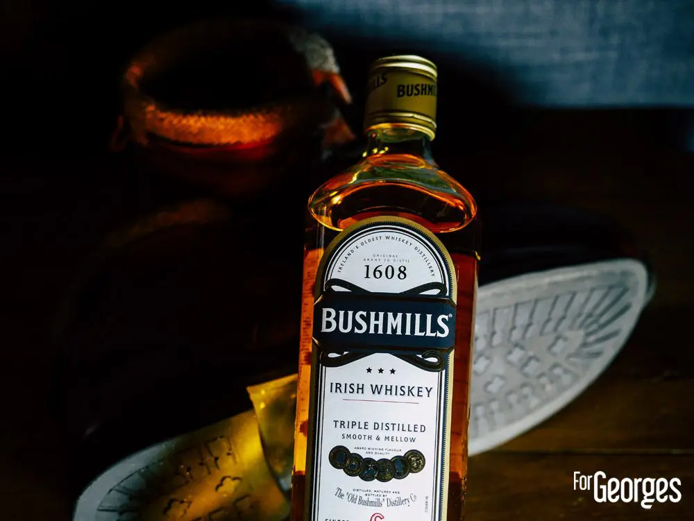 bouteille bushmills original whiskey irlandais et son verre à whiskey