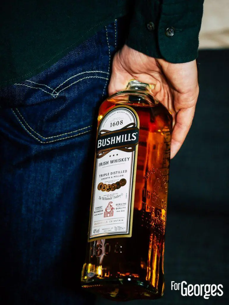 bouteille bushmills original whiskey irlandais et son verre à whiskey