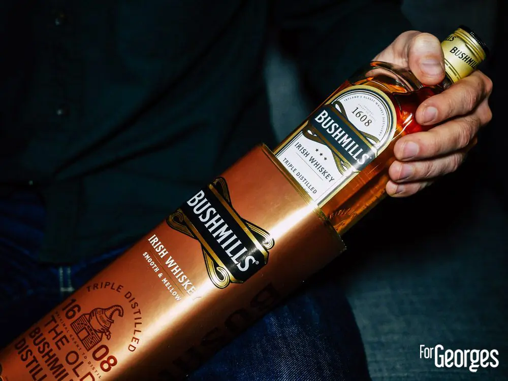 bouteille bushmills original whiskey irlandais et son verre à whiskey