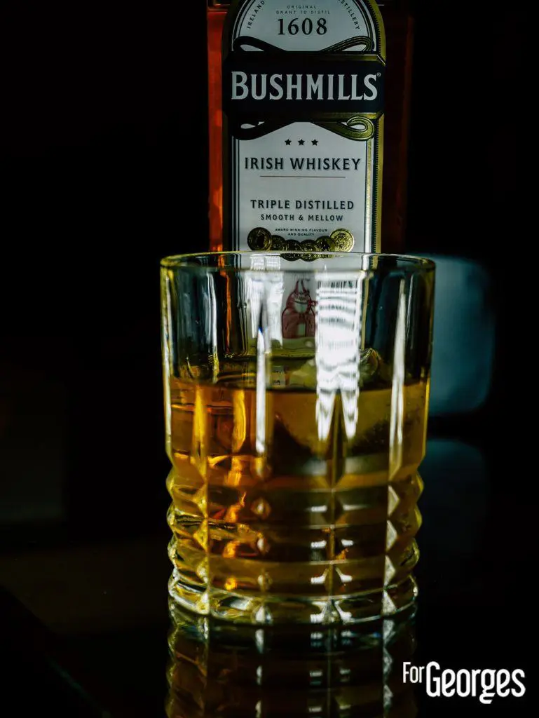 bouteille bushmills original whiskey irlandais et son verre à whiskey