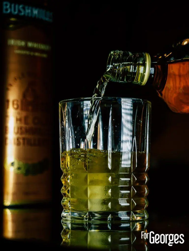 bouteille bushmills original whiskey irlandais et son verre à whiskey