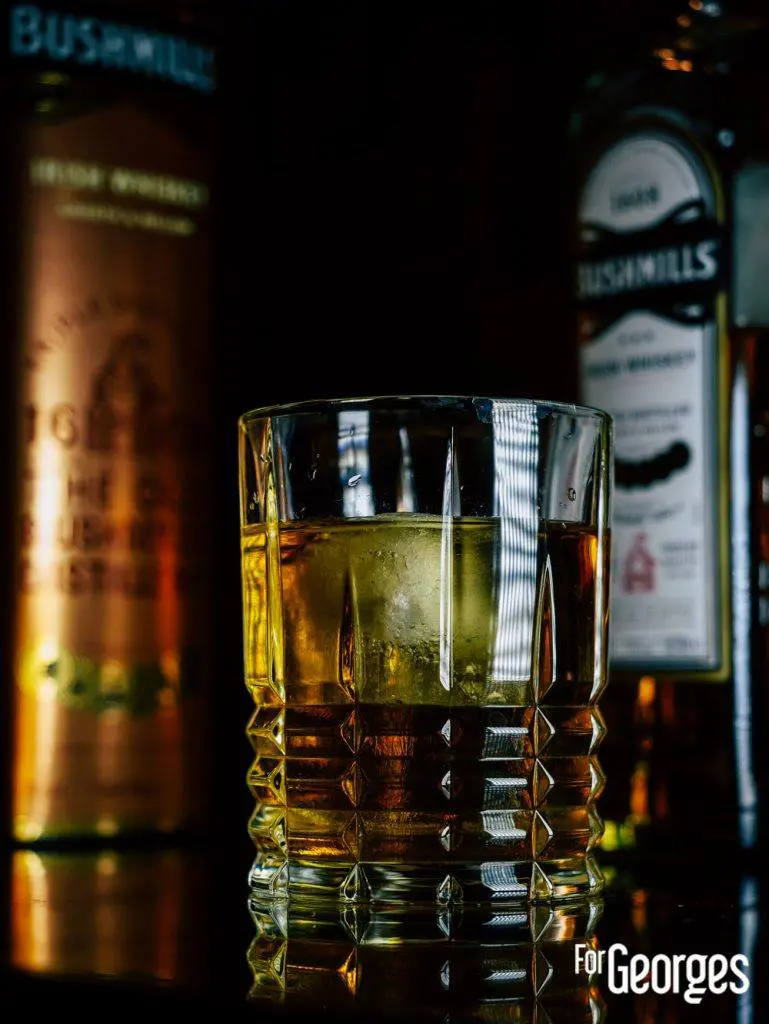bouteille bushmills original whiskey irlandais et son verre à whiskey