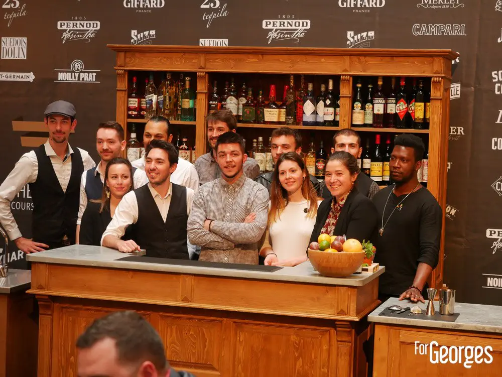 Tous les participants derrière le bar Les Trophées du bar 2019