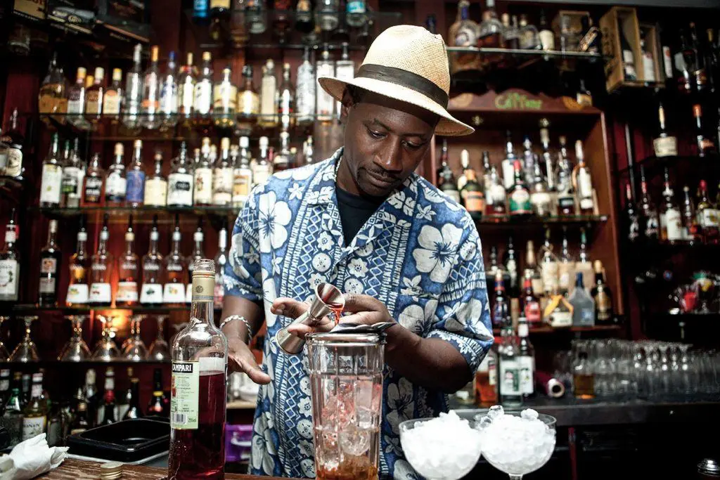 Ian Burrell en train de préparer un cocktail
