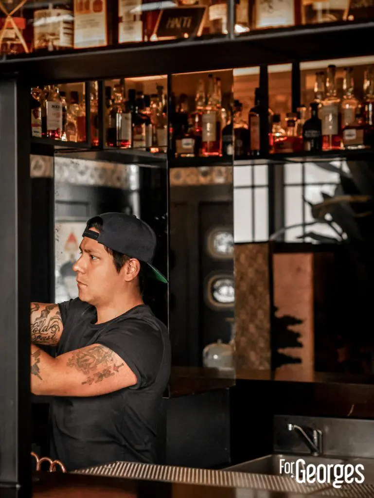 Adrian Nino derrière le Bar 1802