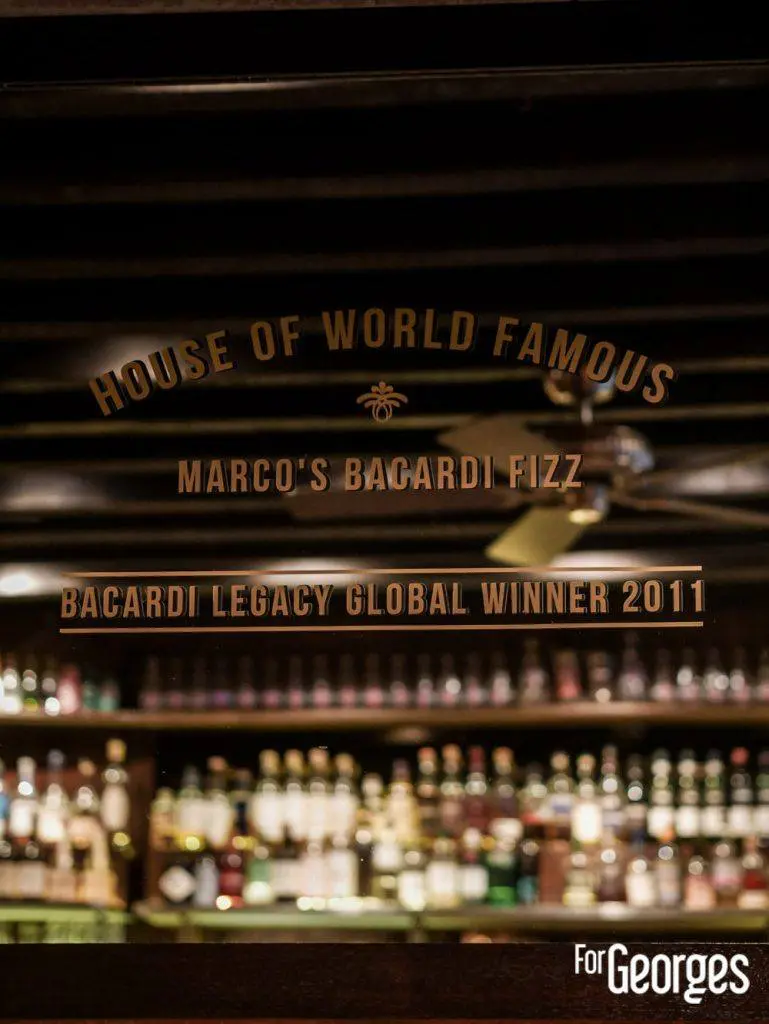 Intérieur bar à cocktails l'Antiquaire à Lyon