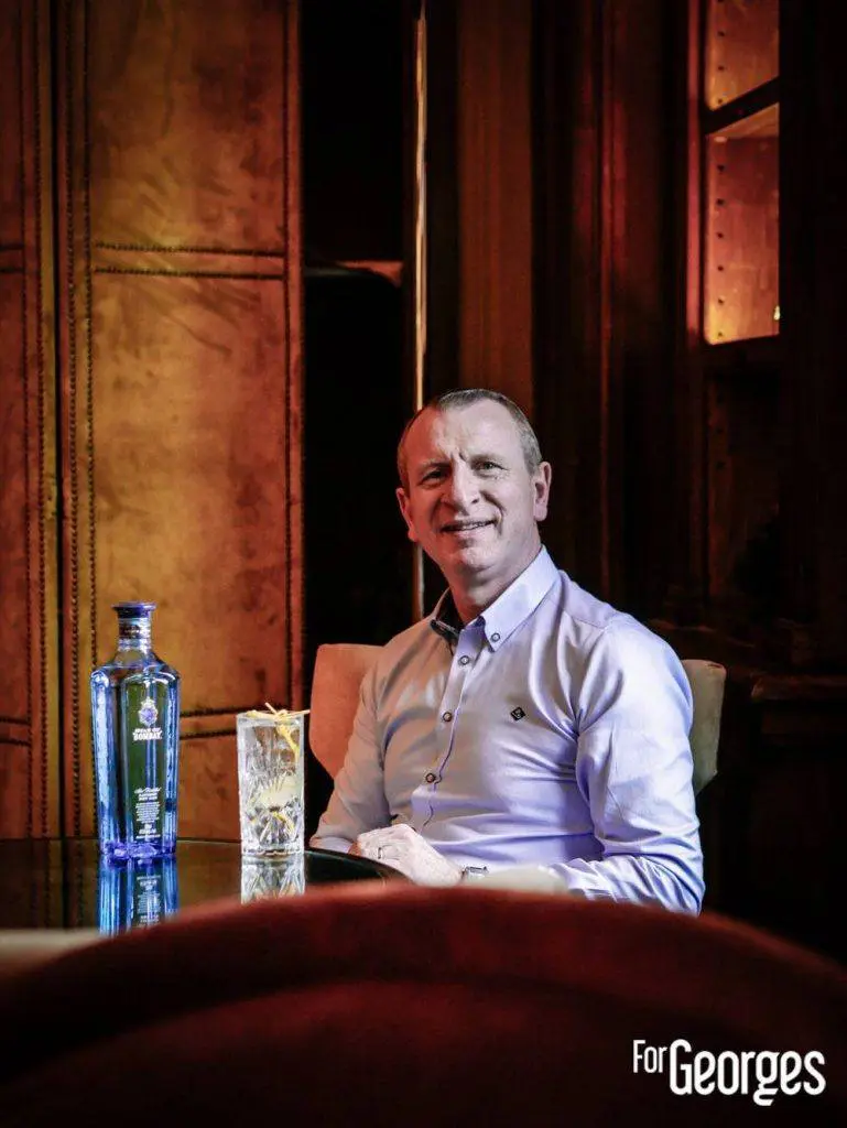 Marc Jean chef barman du Nomandy Deauville dégustant un gin tonic