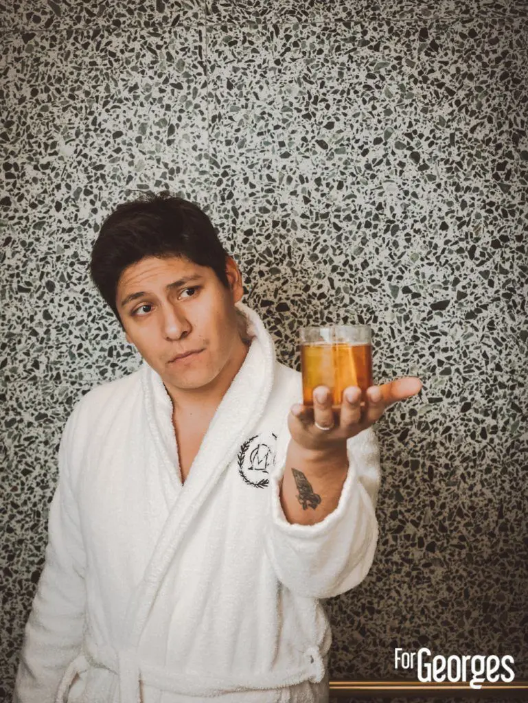 Adrian Nino avec son cocktail bacardi Legacy