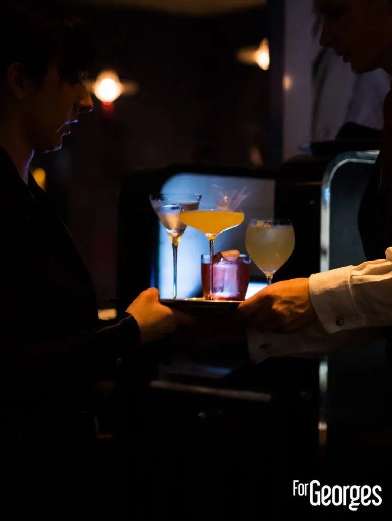 Plateau avec cocktails au Blue Bar Bar à cocktails à Londres