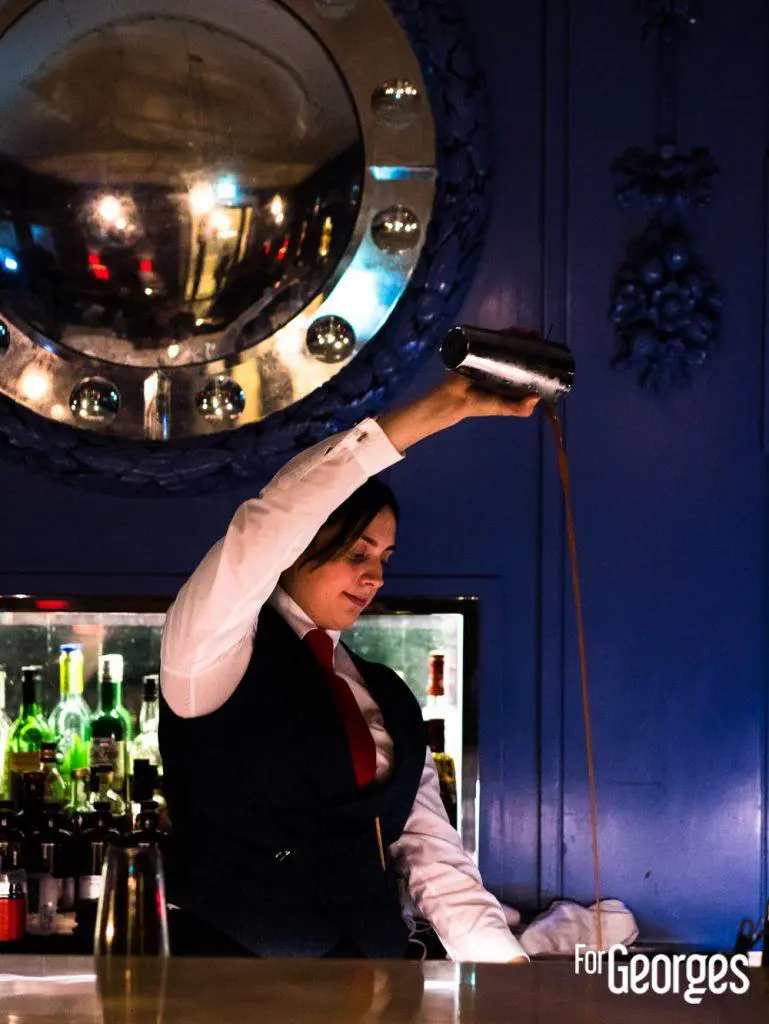 Bartender derrière le Blue Bar The Berkeley à Londres