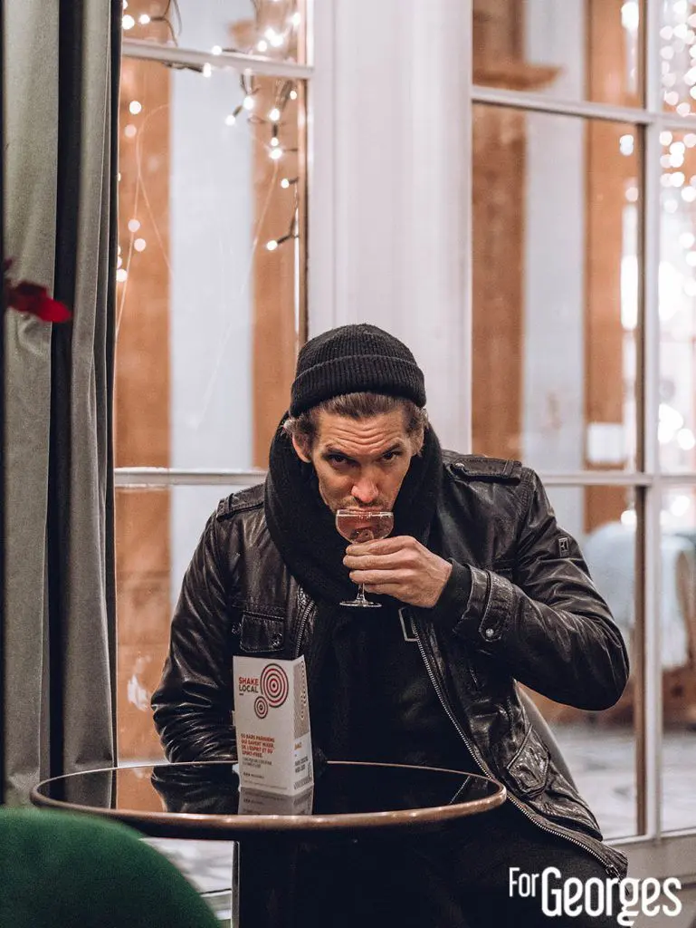 Nico de Soto buvant un cocktail