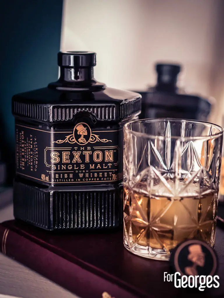 Un verre de The Sexton avec glaçon