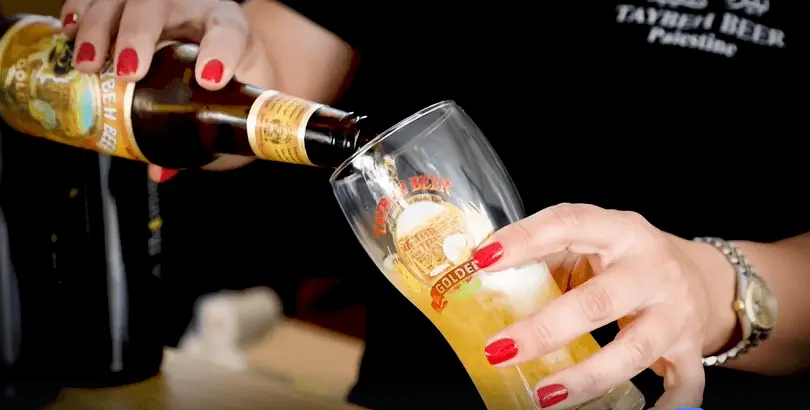 Madees Khoury avec une bière Taybeh