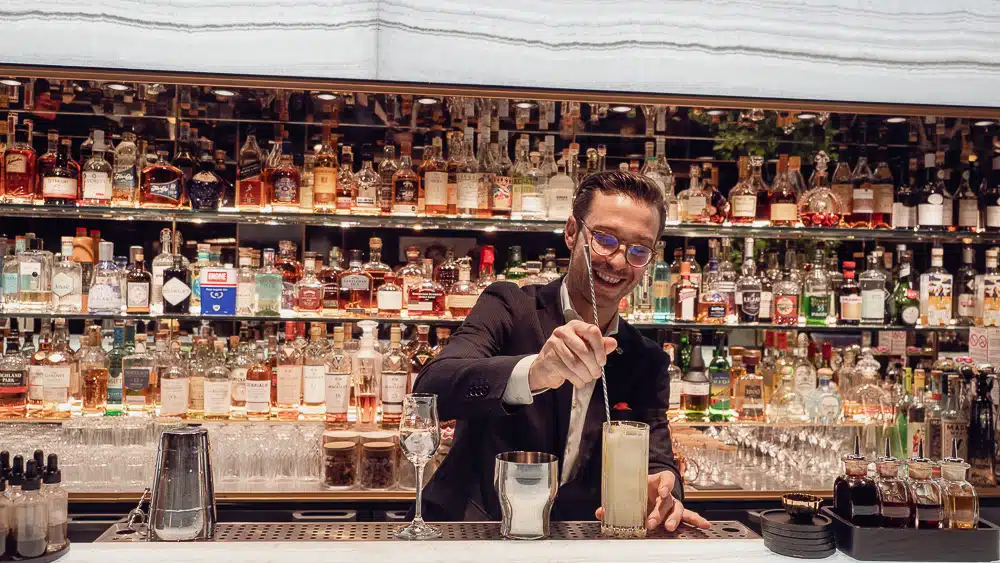 Léonardo Zanini faisant un cocktail àau bar de l'hôtel Bulgari Paris