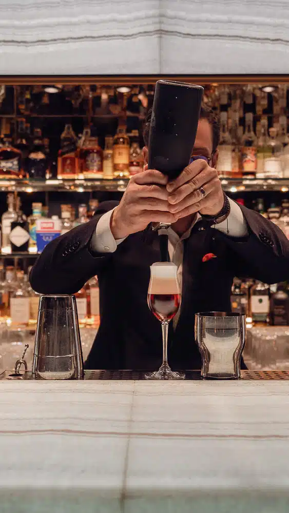 léonardo Zanini préparant un cocktail au bar d el'hôtel Bulgari à paris