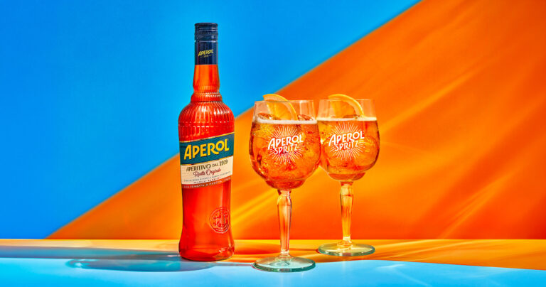 Aperol Pop-Up : la marque lance sa nouvelle bouteille en tournée dans neuf villes Aperol nouveau packaging